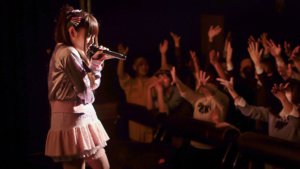 Tokyo Idols - Rio begeistert die Zuschauer bei einem Bandcontest - Bild: ARTE D / Brakeless Limited / Eyesteelfilm Classics Inc.